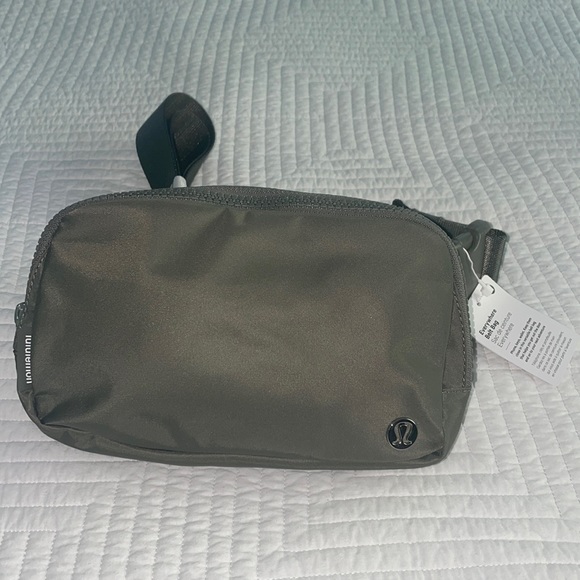 Lululemon Everywhere Belt Bag- Sage green NWT- Sold Out!!! - Picture 2 of 9